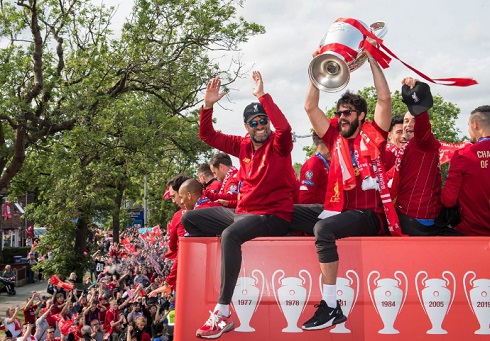ผมไม่ได้เมา! JK เผยอลิสซอนแย่งเบียร์หมดบนรถแห่แชมป์ UCL